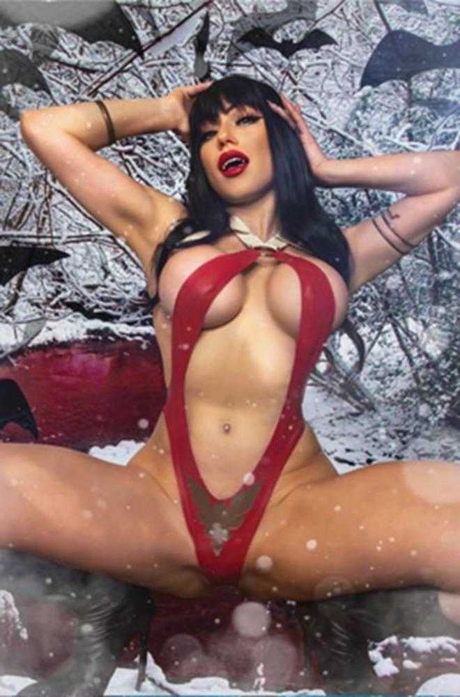 Vampirella Helliday 2025 Special #1 Cover E Cosplay 1:10 (PRESALE 11/26/25)